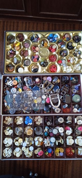 Гудзики різні кольорові