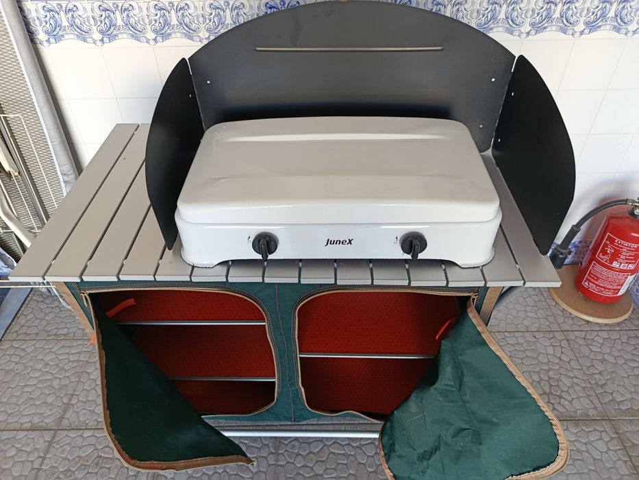 Mesa de cozinha desmontável e fogão de 2 bicos.