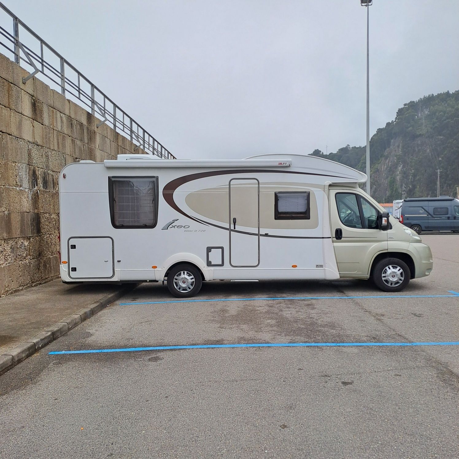 Autocaravana com cama central e basculante - Burstner 720 ixeo