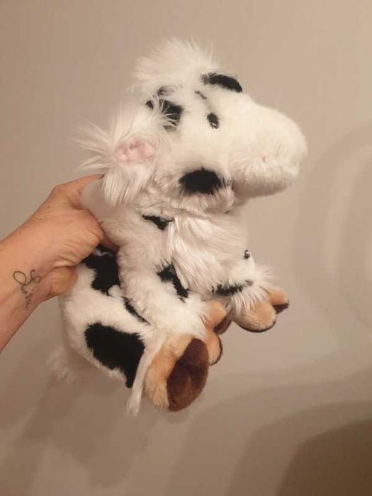 Biało czarna maskotka podobna do Alfa pluszak