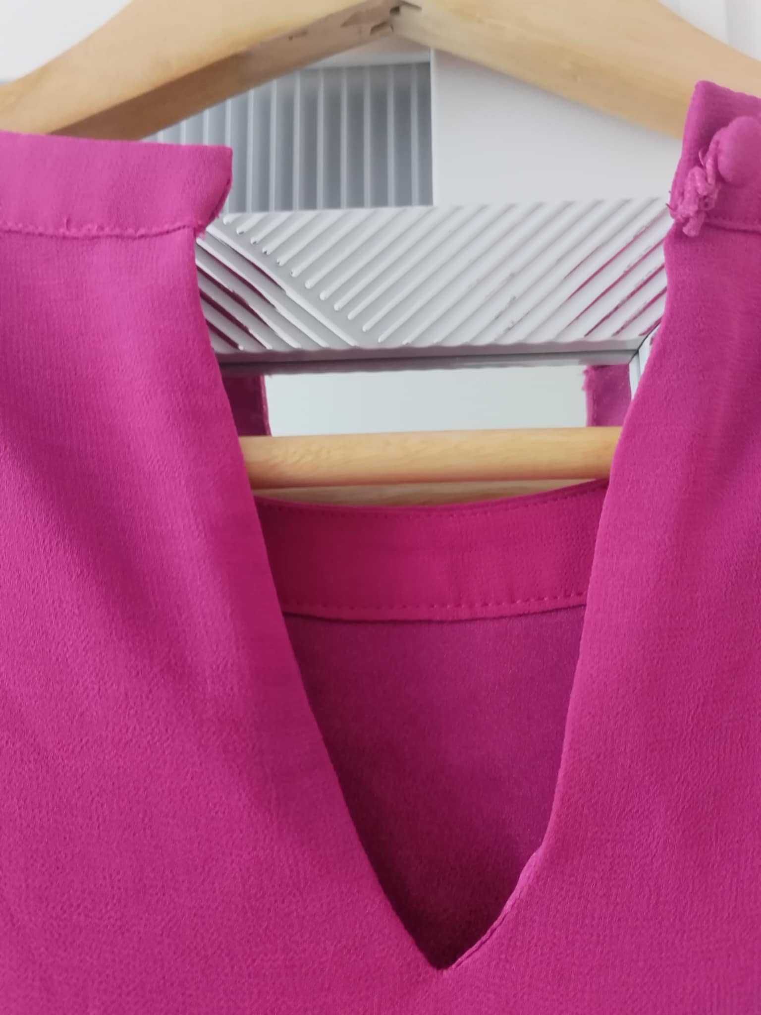 Sukienka różowa z pięknym wykończeniem w piórka