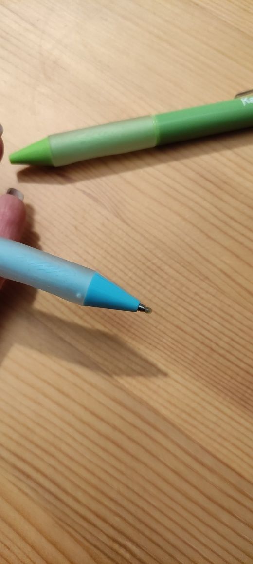 Dwa nowe długopisy niebieski i zielony