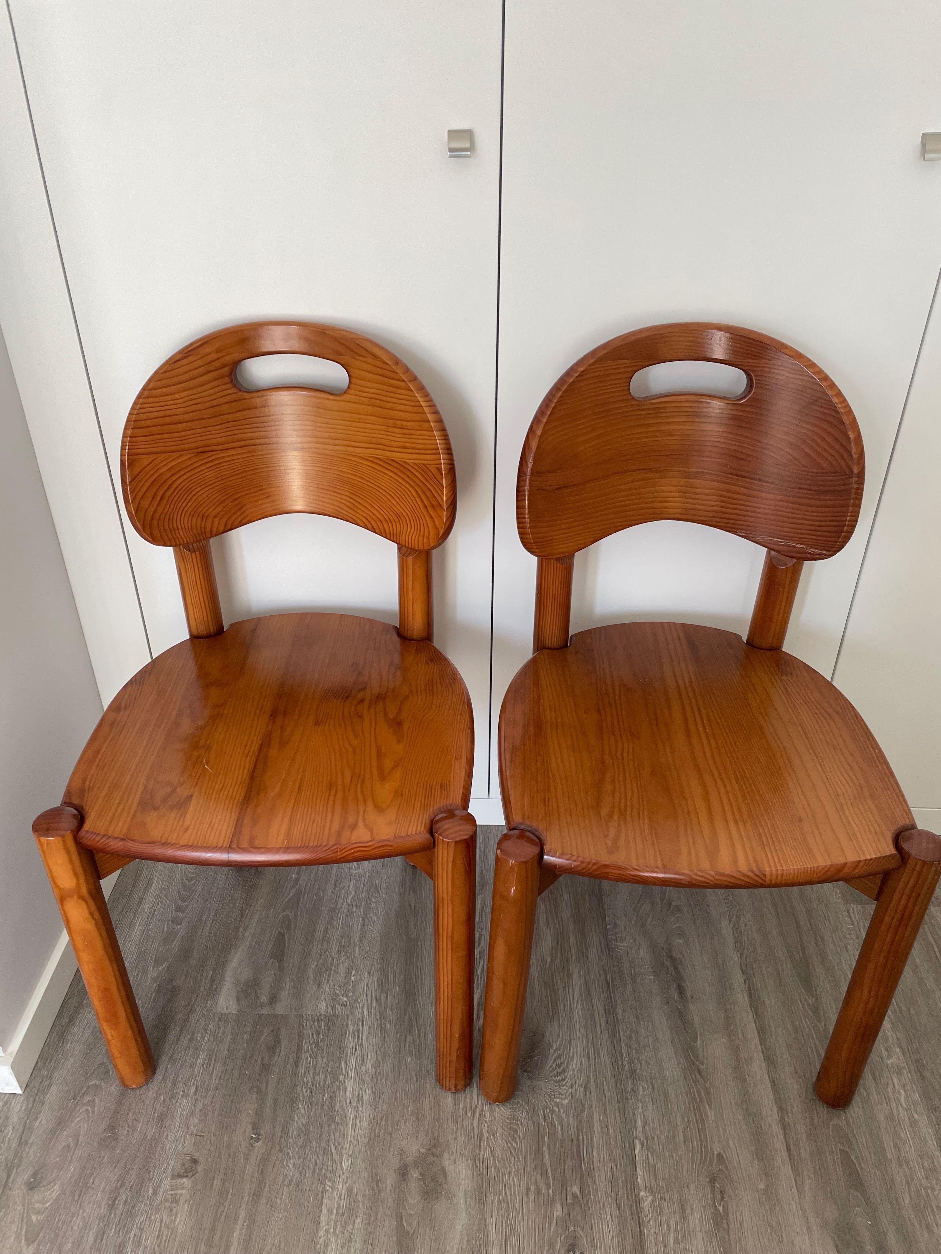 Cadeiras (duas em pinho maciço)