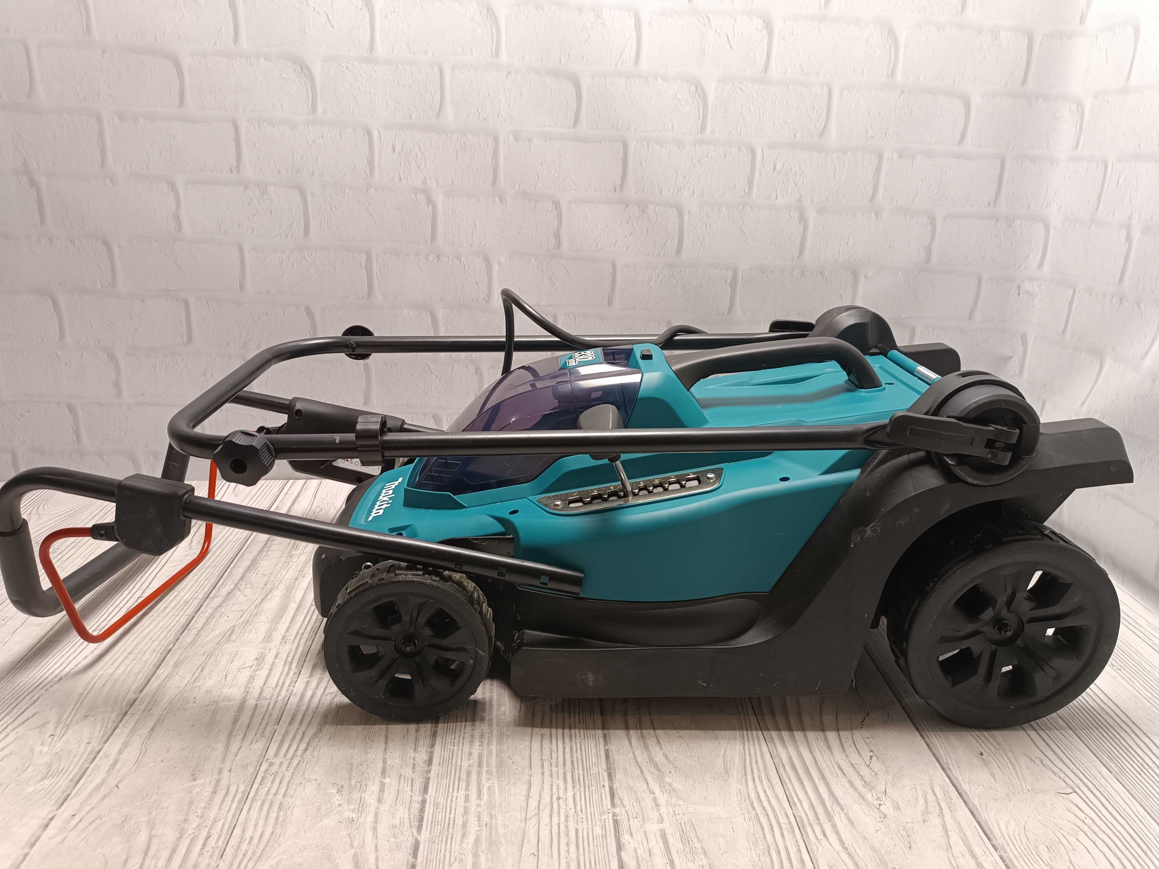 Makita DLM330Z 18V акумуляторна газонокосарка (Без АКБ та ЗП)