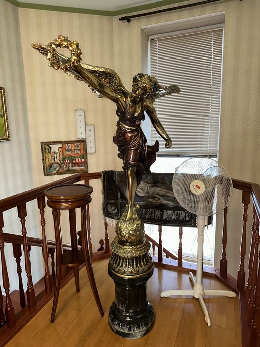 Статуя статуетка велика Ніка на колоні 185 см Статуэтка Ника колонне