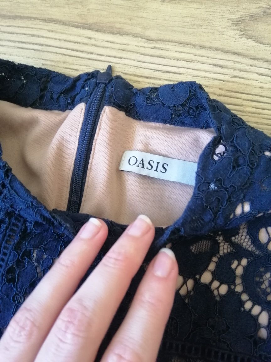 Sukienka Oasis piękna koronka
