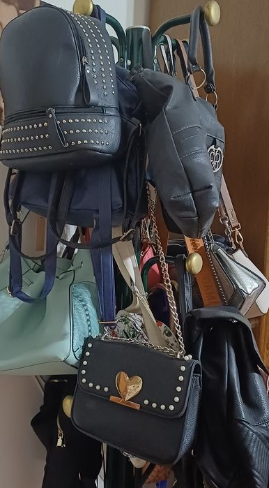 Várias malas, mochilas e pochetes