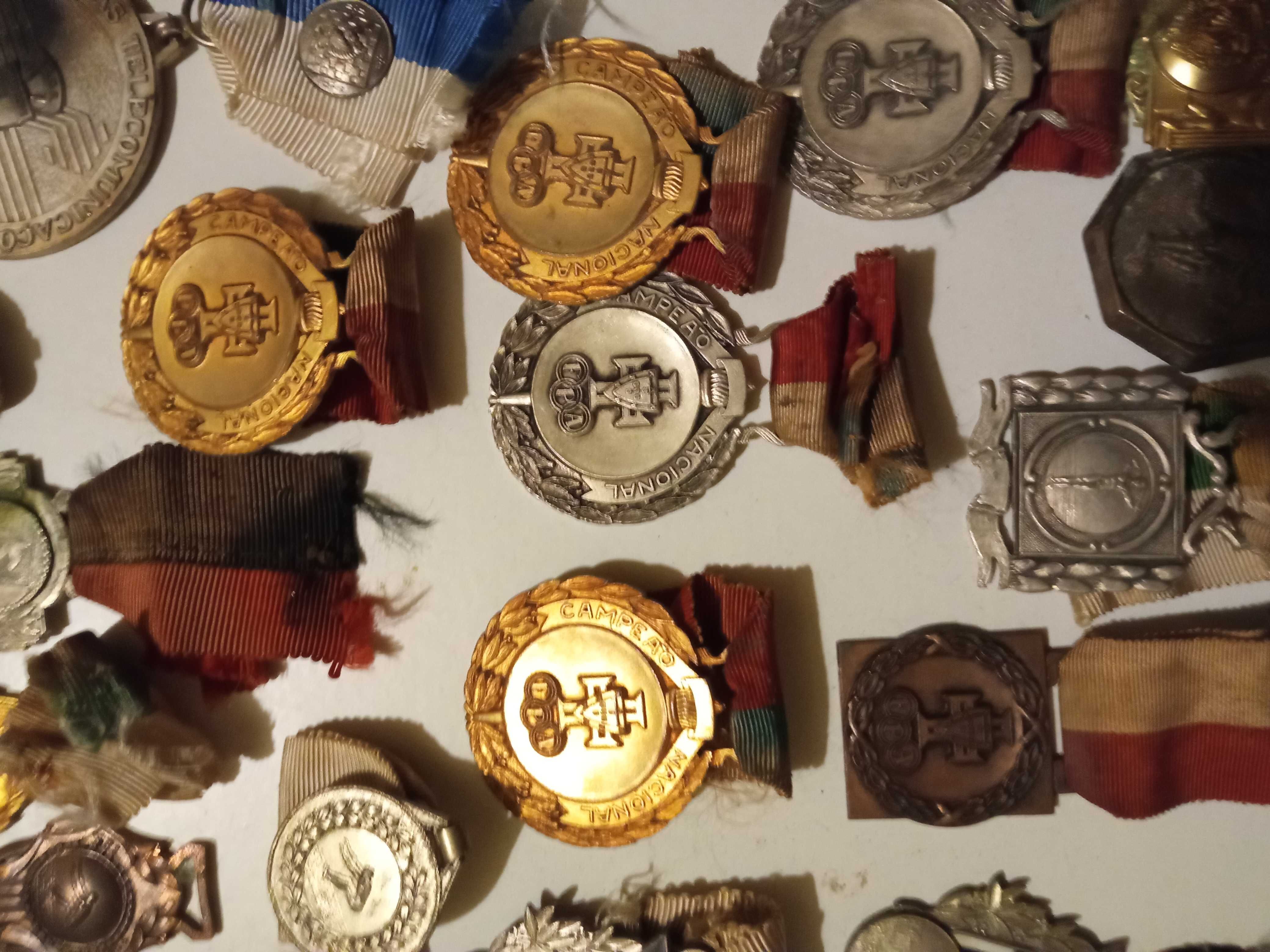 Cerca de 130 medalhas, pins e publicidade antiga