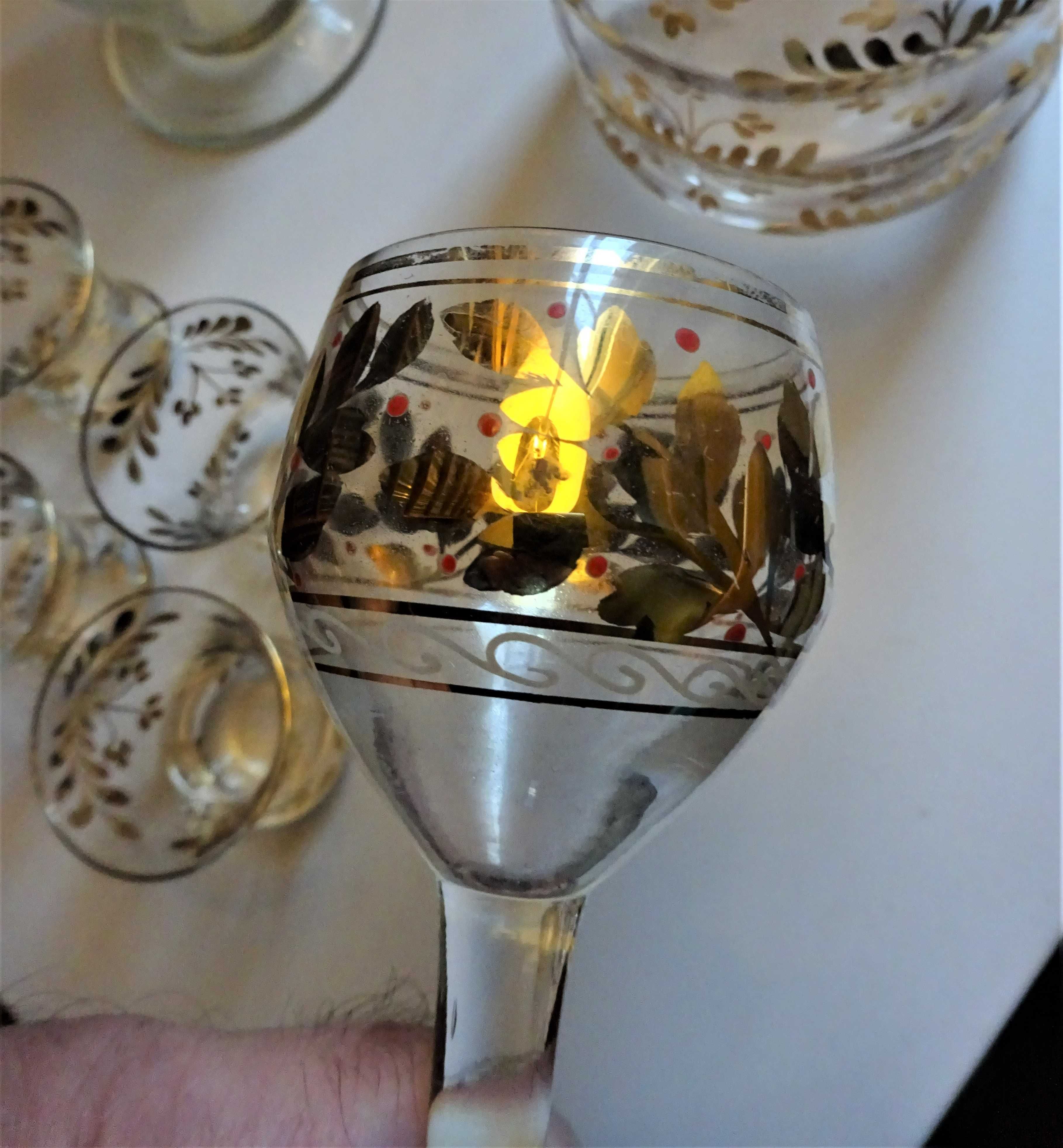 2 Garrafas de licor com 5 cálices, meados 20 SEC XX- Impecável