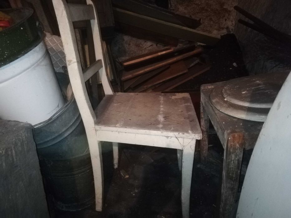 Krzesło biełe stare.