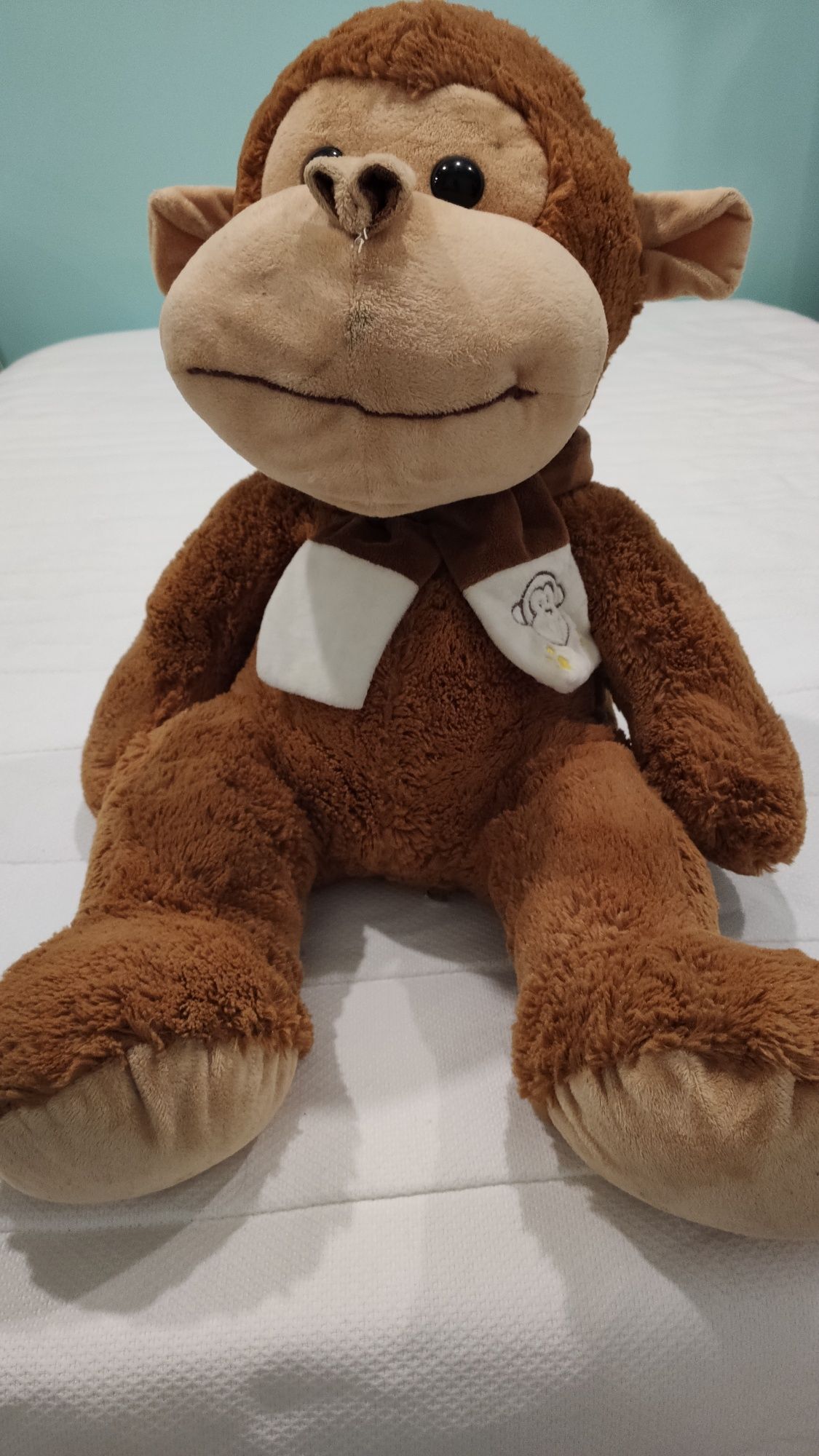 Peluche grande de macaco com pelo castanho fofinho