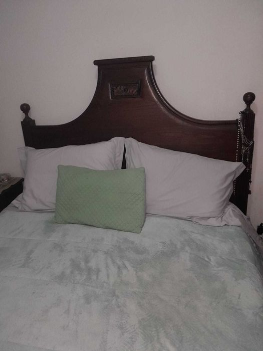 Cama e mesinhas em castanho com colchão 400€