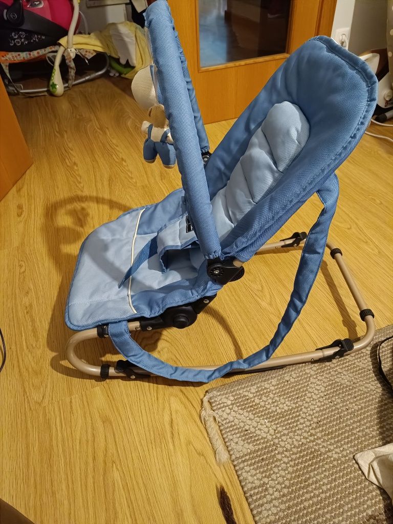 Espreguiçadeira azul com pouco uso