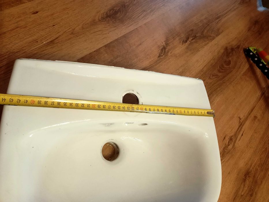 Biała umywalka Roca