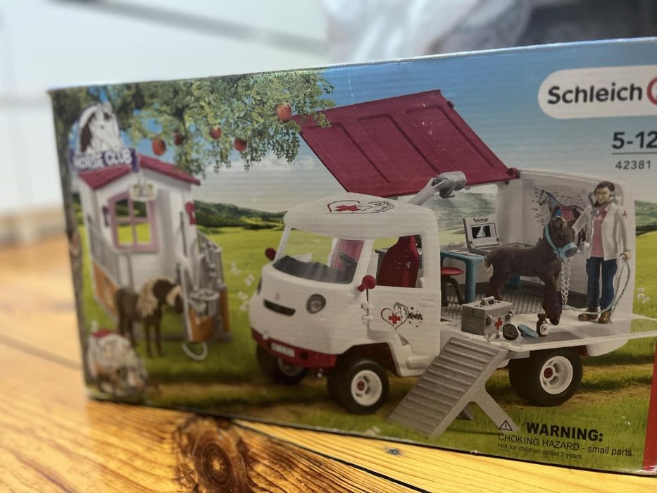 Auto z boksem schleich