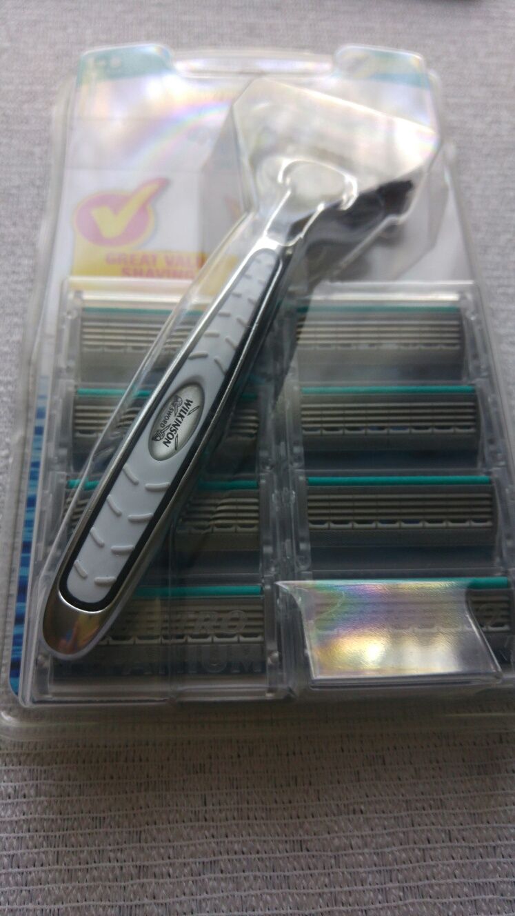 Maszynka Wilkinson Sword Quattro Titanium Sensitive 1+8.