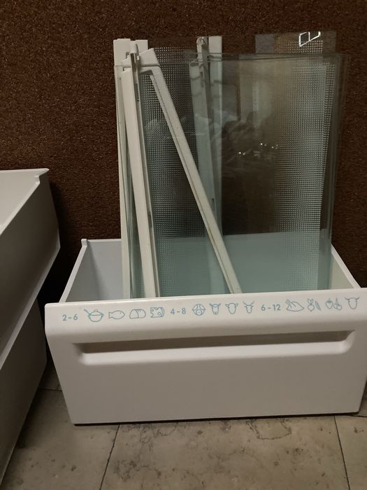 Gavetas e prateleiras frigorífico AEG