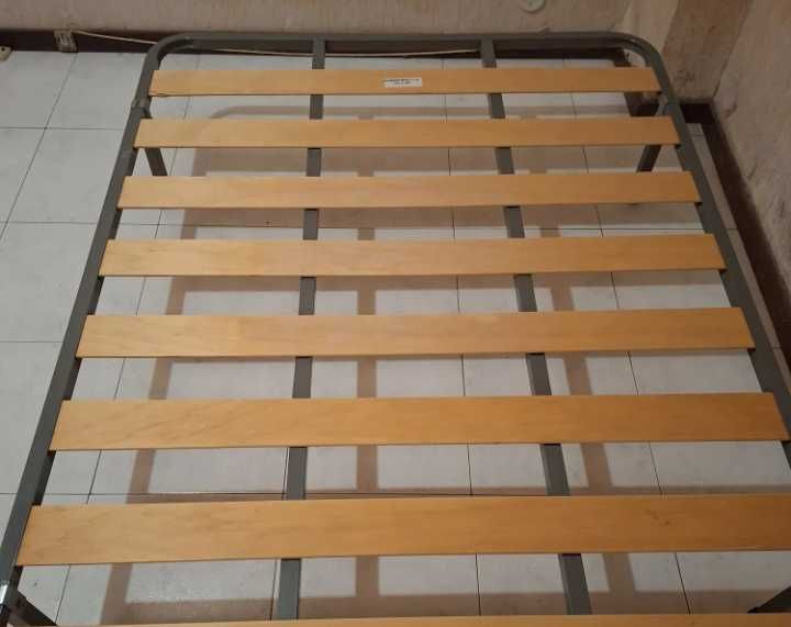 Estrado de cama com pernas