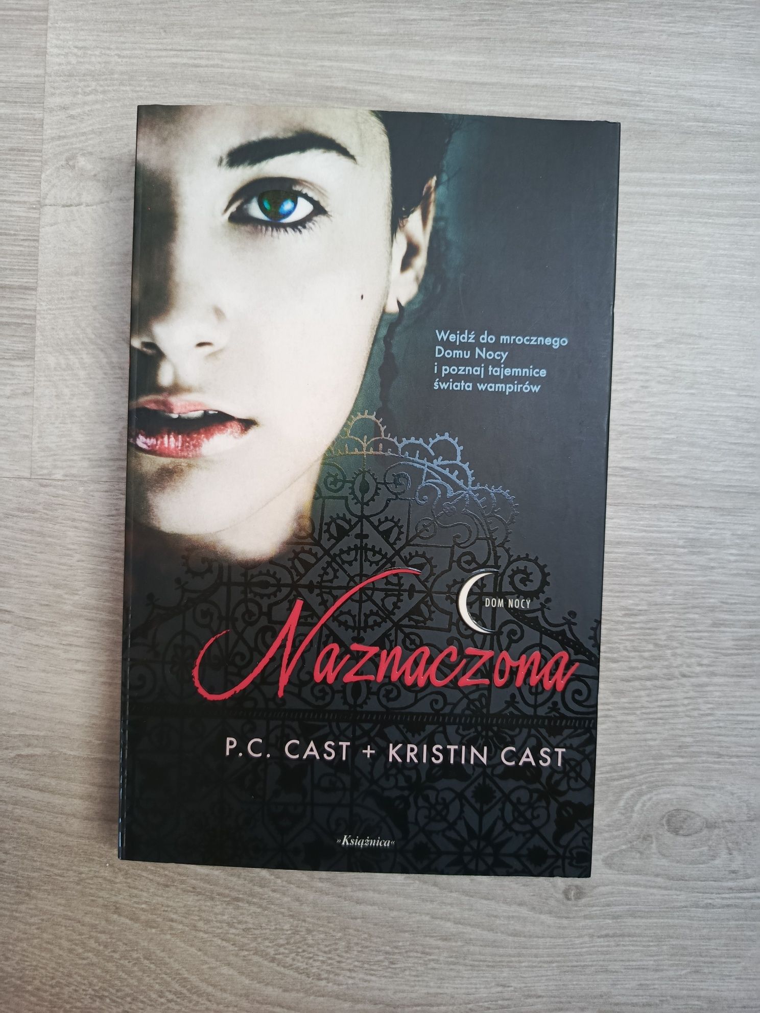 Tom 1 domu nocy, „Naznaczona" P. C Cast i Kristin Cast