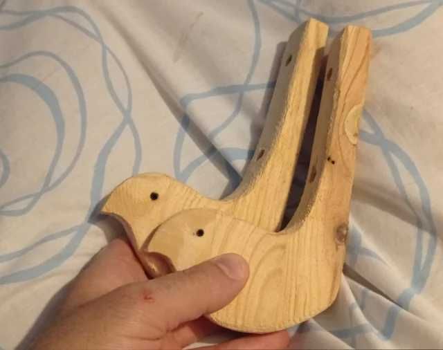 Conjunto de quatro cabides em pinho.