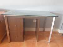 Mesa de vidro com estrutura em inox