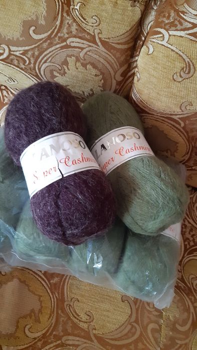 Нитки напівшерстяні, нові 6 мотків