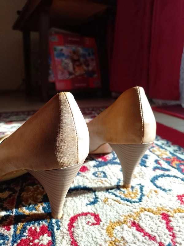 Beżowe buty na obcasie Raxmax roz. 40 (26 cm)