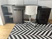 Biurko Ikea Micke czarne z krzeselkiem i szafkami