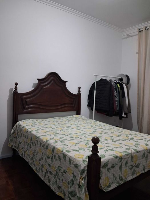Cama de casal de madeira com colchão de molas de oferta.