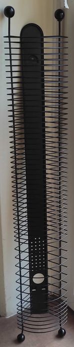 Metalowy, czarny stojak wiszący marki IKEA na 40 płyt CD