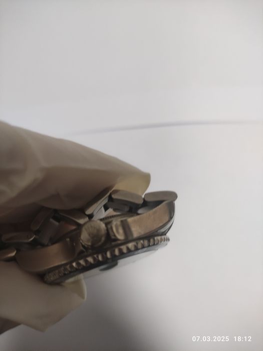 Годинник Rolex Submariner 
аналоговим циферблатом, в дуже гарному ста