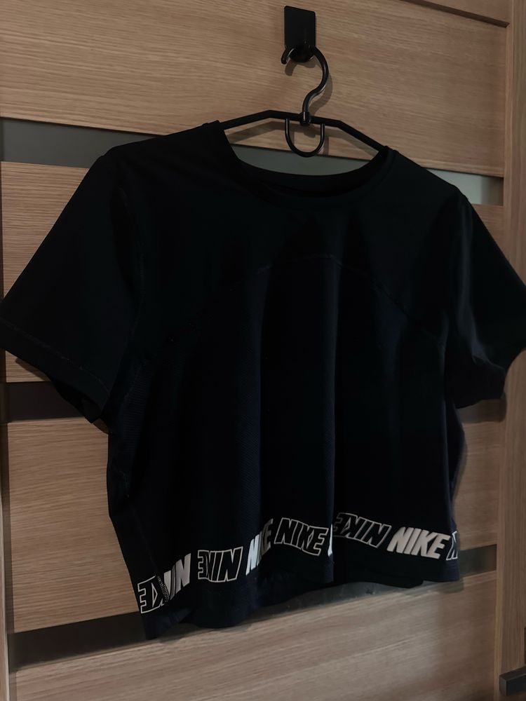 Жіночий кроп-топу Nike Pro Sport District Mesh Crop Top