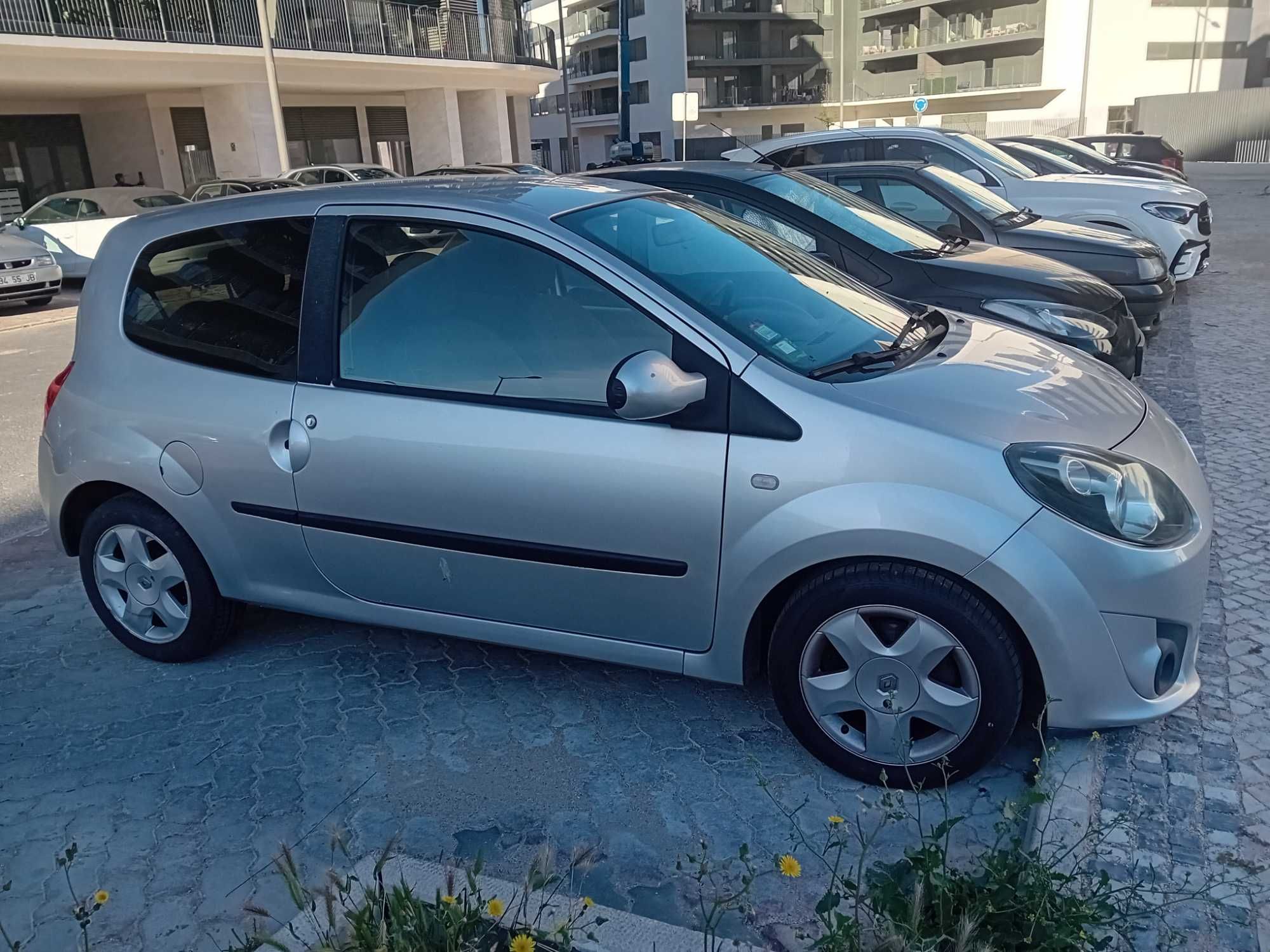 Renault Twingo cinza prata de 2008. Muito estimado