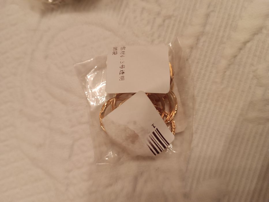 5 packs com vários anéis dourados e prateados