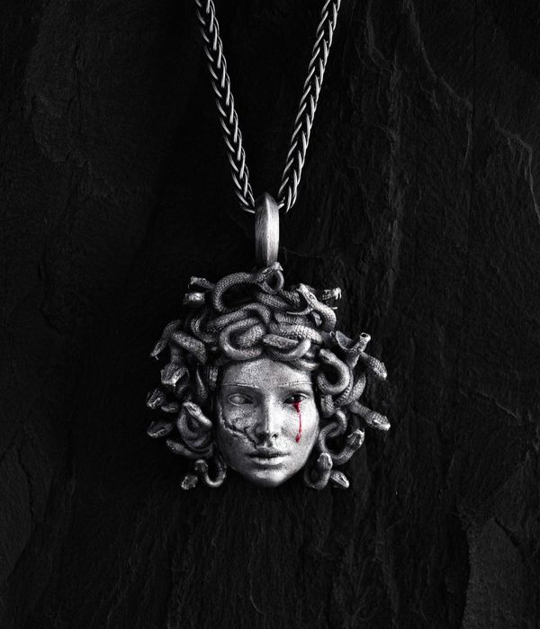 Srebrny wisiorek MEDUSA GORGON