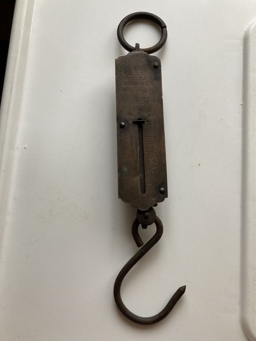 Três balanças de mola, muito antigas