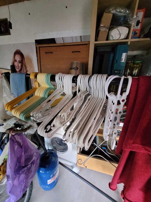 sprzedam wieszaki plastikowe