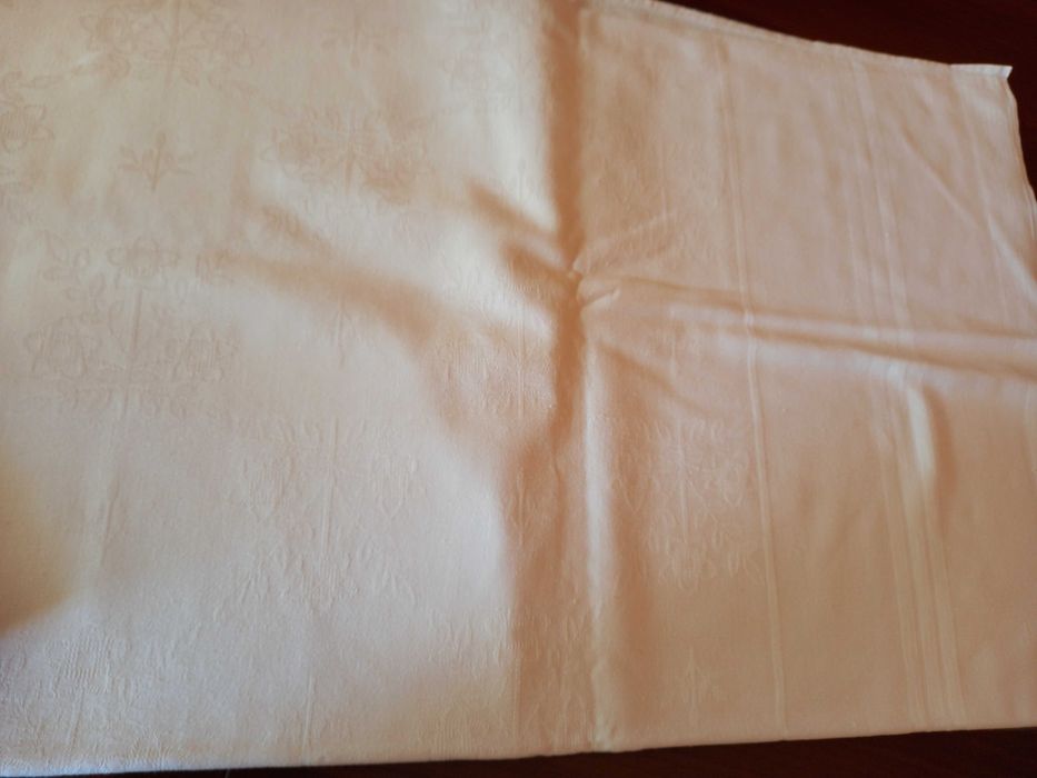 Biały obrus adamaszkowy