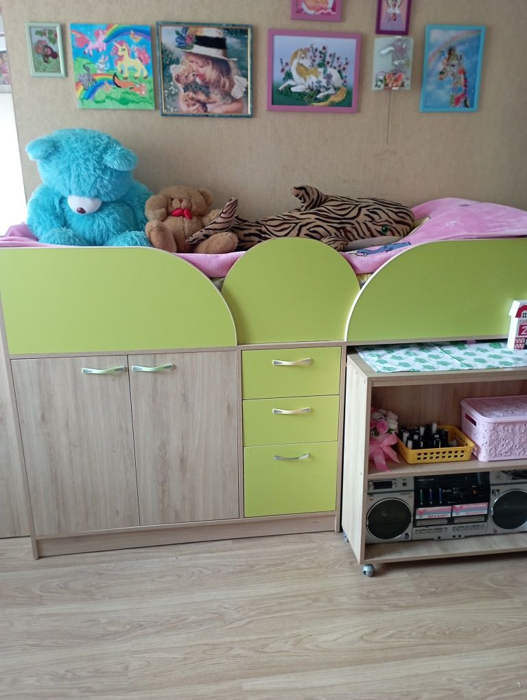 Дитяче ліжко с видвижним столиком