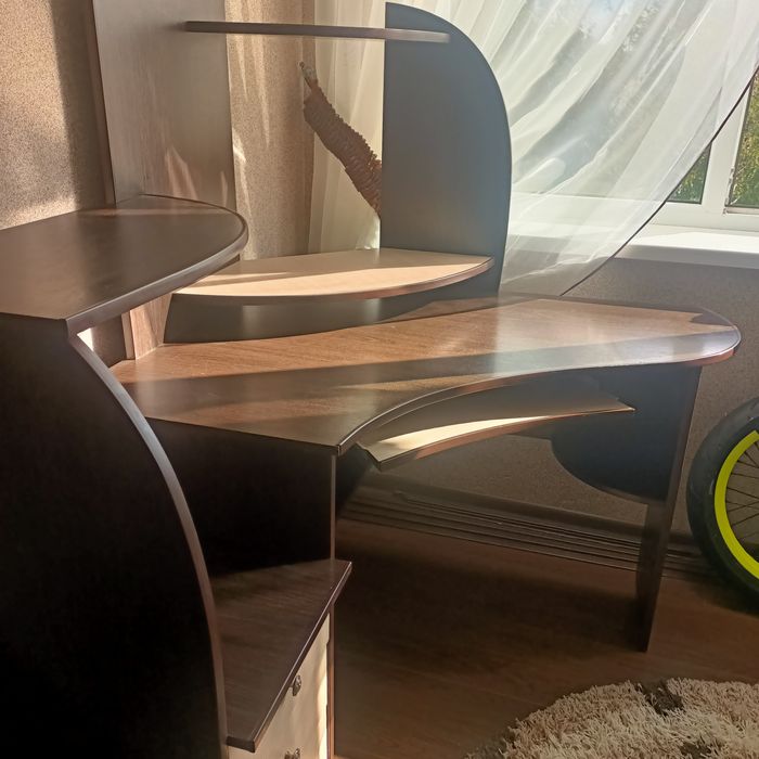 Кутовий комп'ютерний стіл письмовий