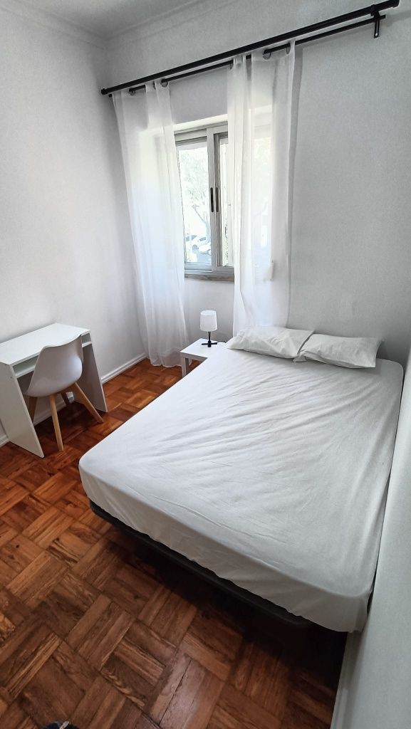 Quarto p/ Rapariga,  casa de banho privativa e frigorifico particular
