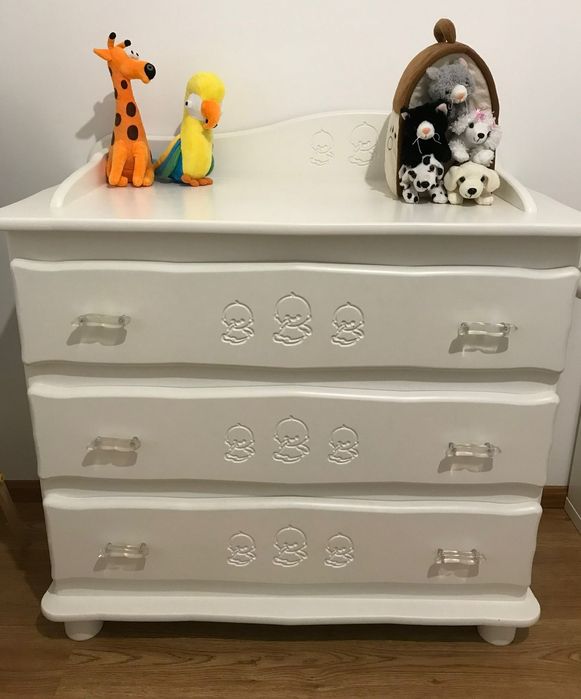 Cómoda lacada a branco