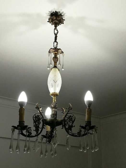 Candeeiro de tecto em latão e vidro fosco lavrado "art nouveau"
