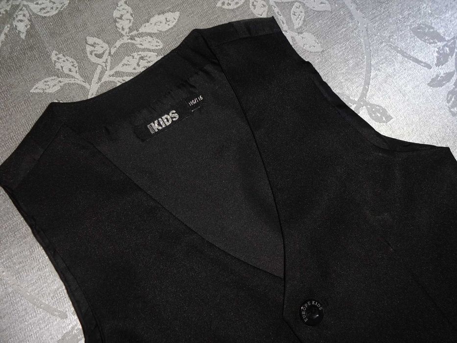 EUROPE KIDS elegancka czarna chłopięca kamizelka OKAZJA 110-116 cm