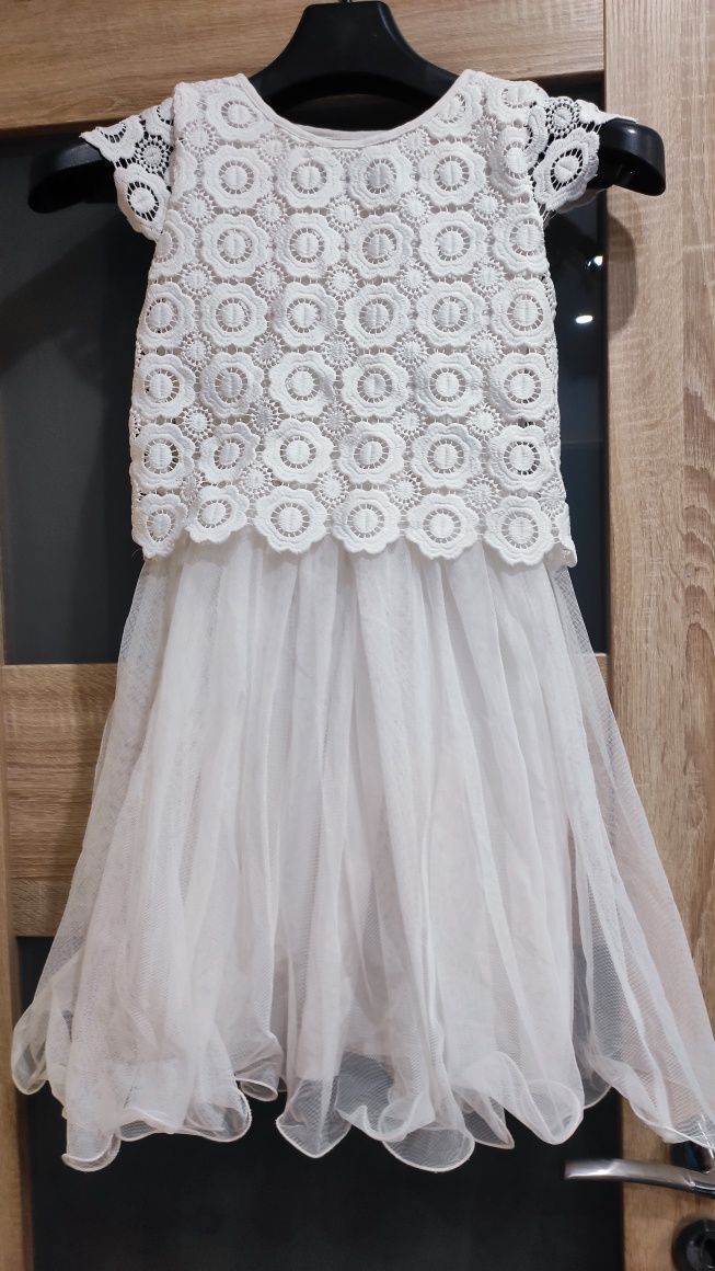 Biała sukienka z tiulem i koronką