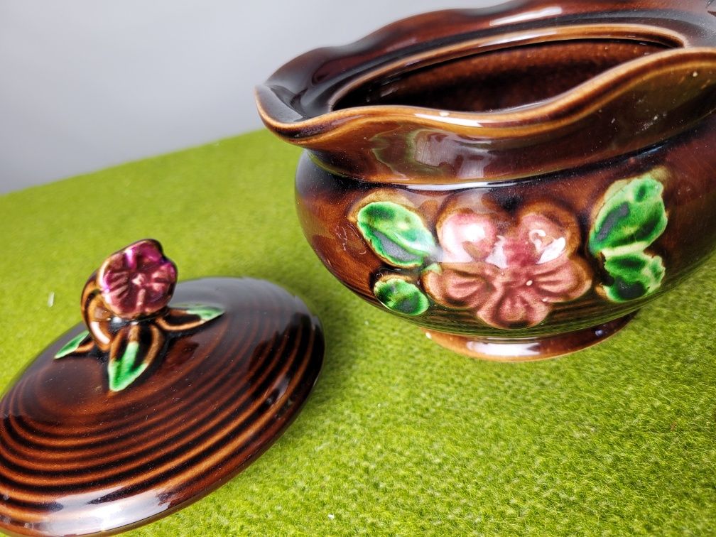 Ceramiczny pojemnik z przykrywką