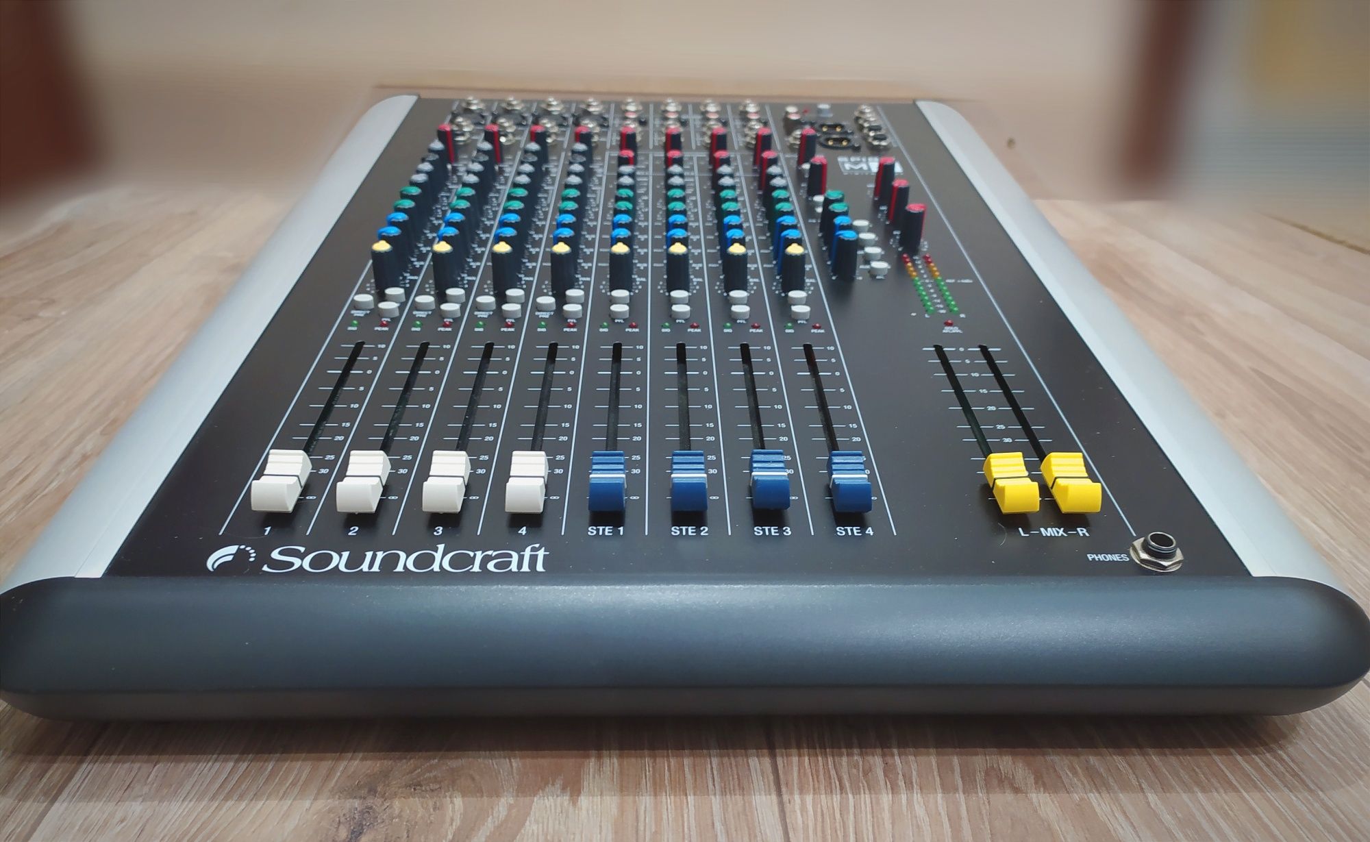 Микшер, пульт Soundcraft Spirit M4