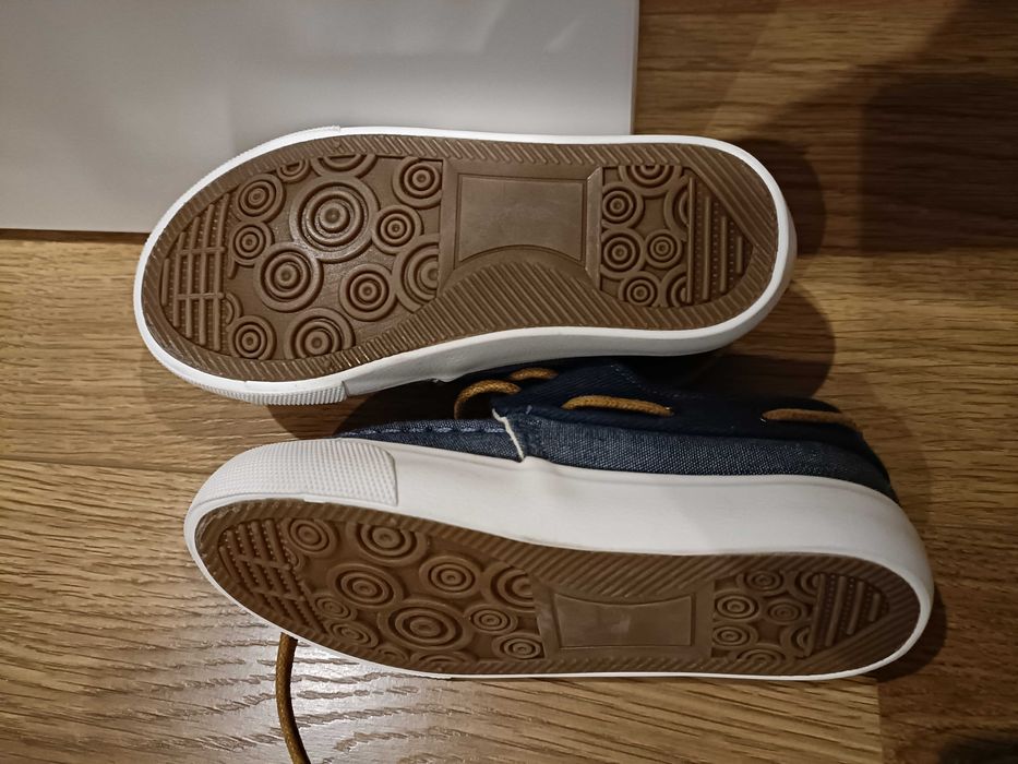 Sapatos menino número 25