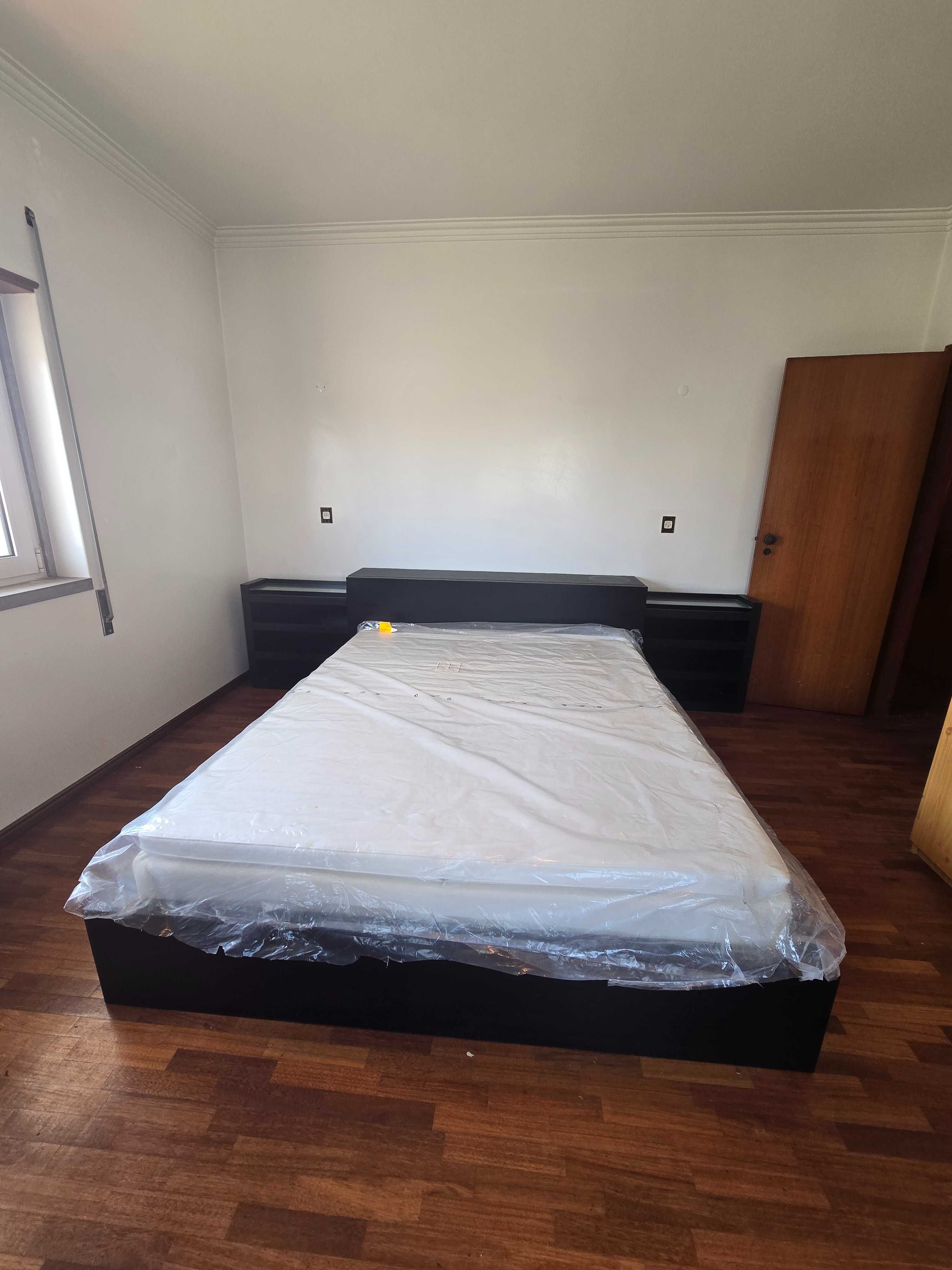 Cama de casal com cabeceira e mesas de cabeceira (colchão incluído)