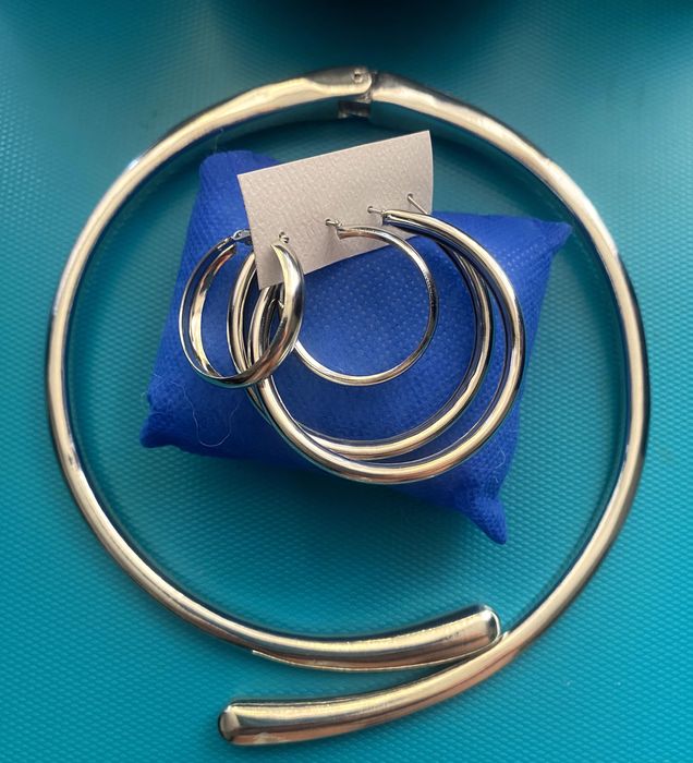 Naszyjnik nowy blisko szyi plus dwie pary kolczyków